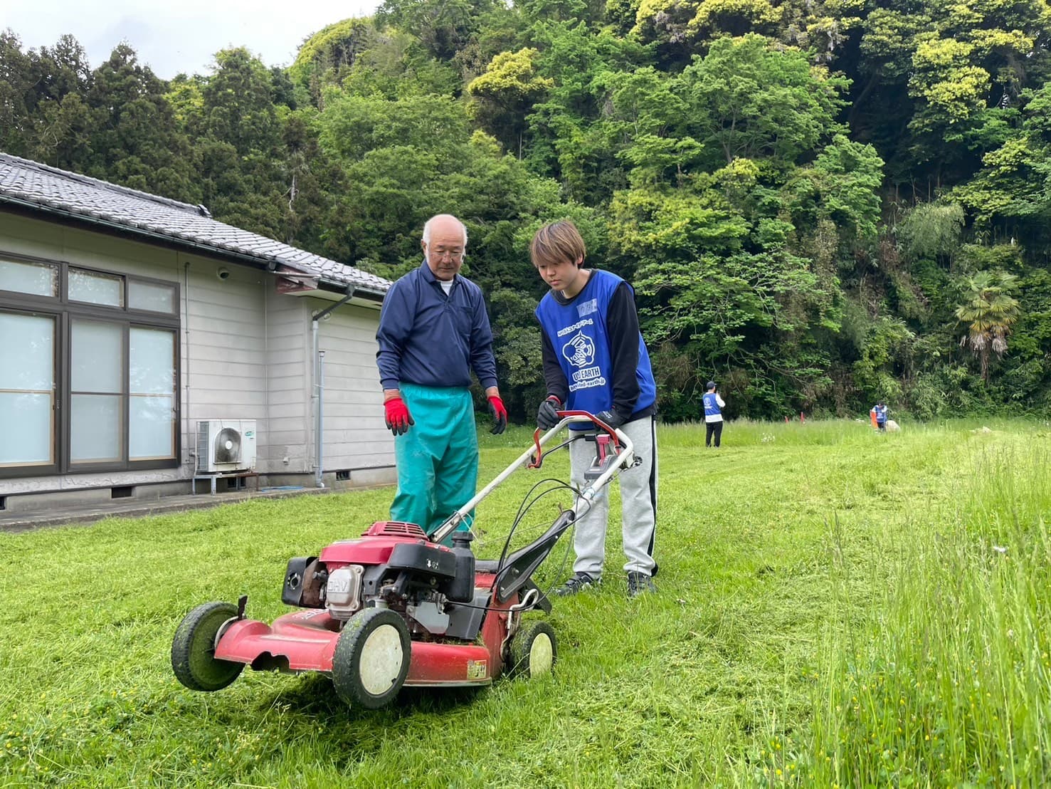 能登半島地震の復興支援で屋外の復旧作業に参加している様子