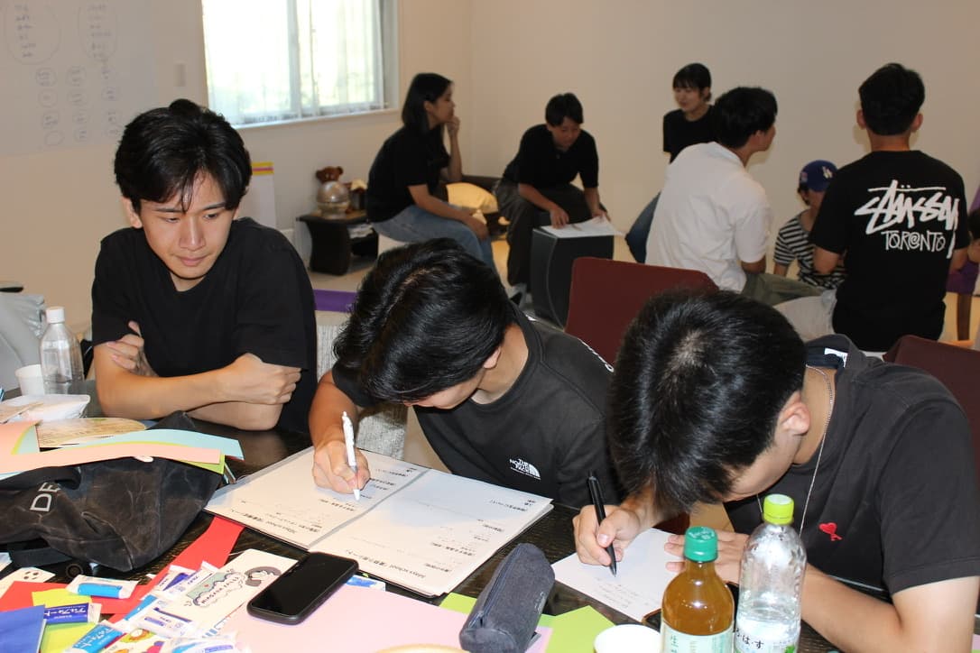 資料を見ながら事前ミーティングを行う学生たち