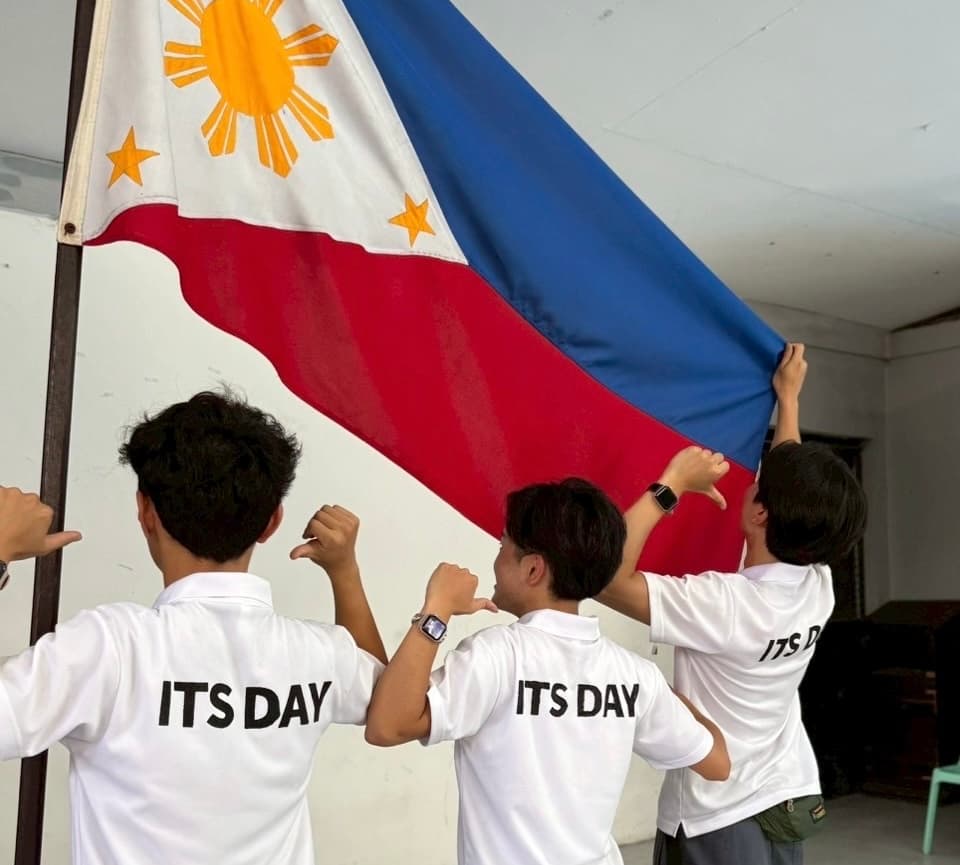 フィリピン国旗の前に立つITS DAYメンバー